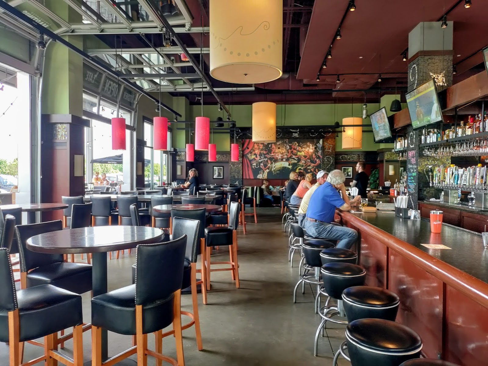 Bar Louie - Jordan Creek - Bar & Grill in West Des Moines, Iowa